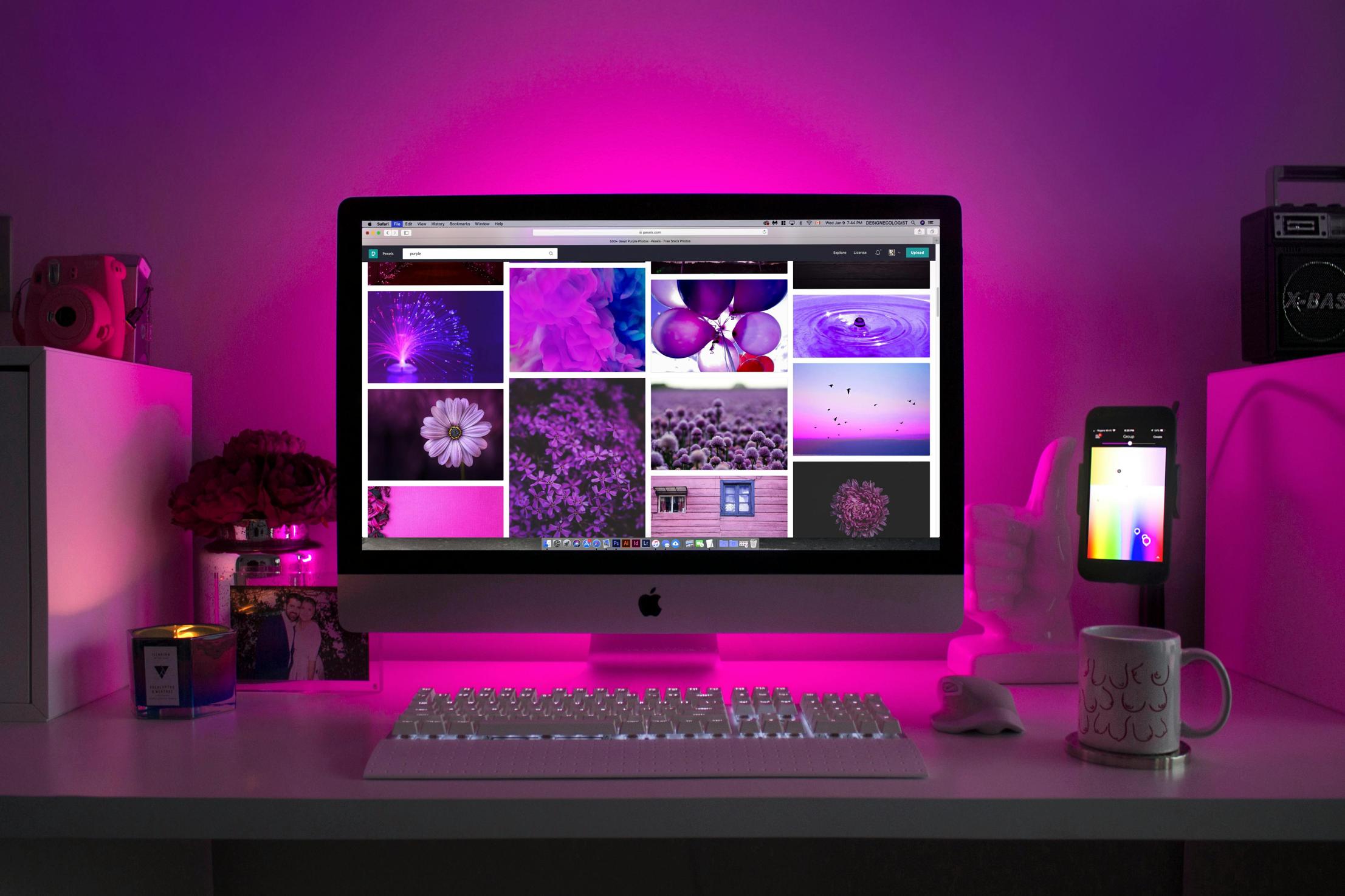 ¿Por qué está rosa la pantalla de mi computadora?